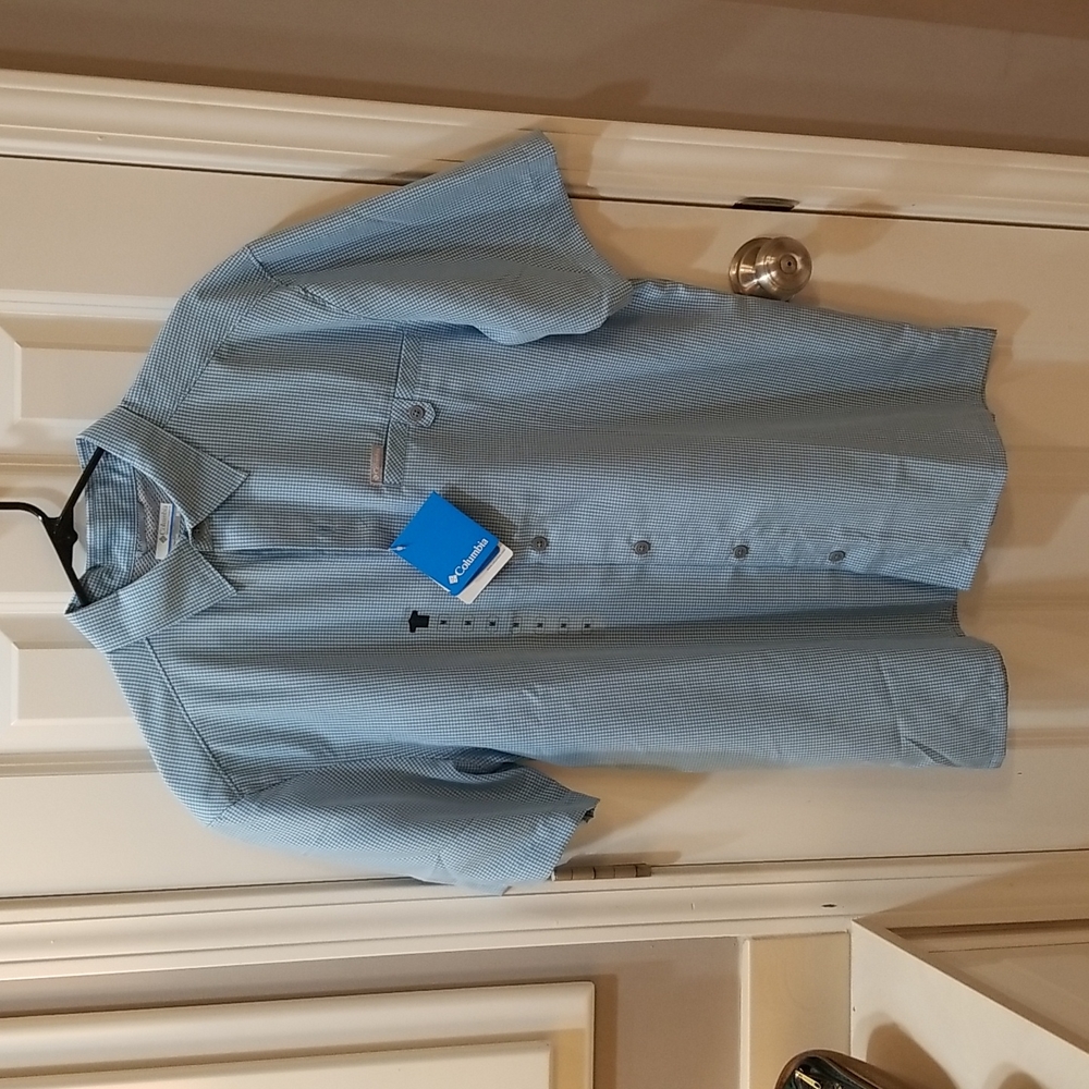 Columbia short sleeve button up dress shirt. Size Medium